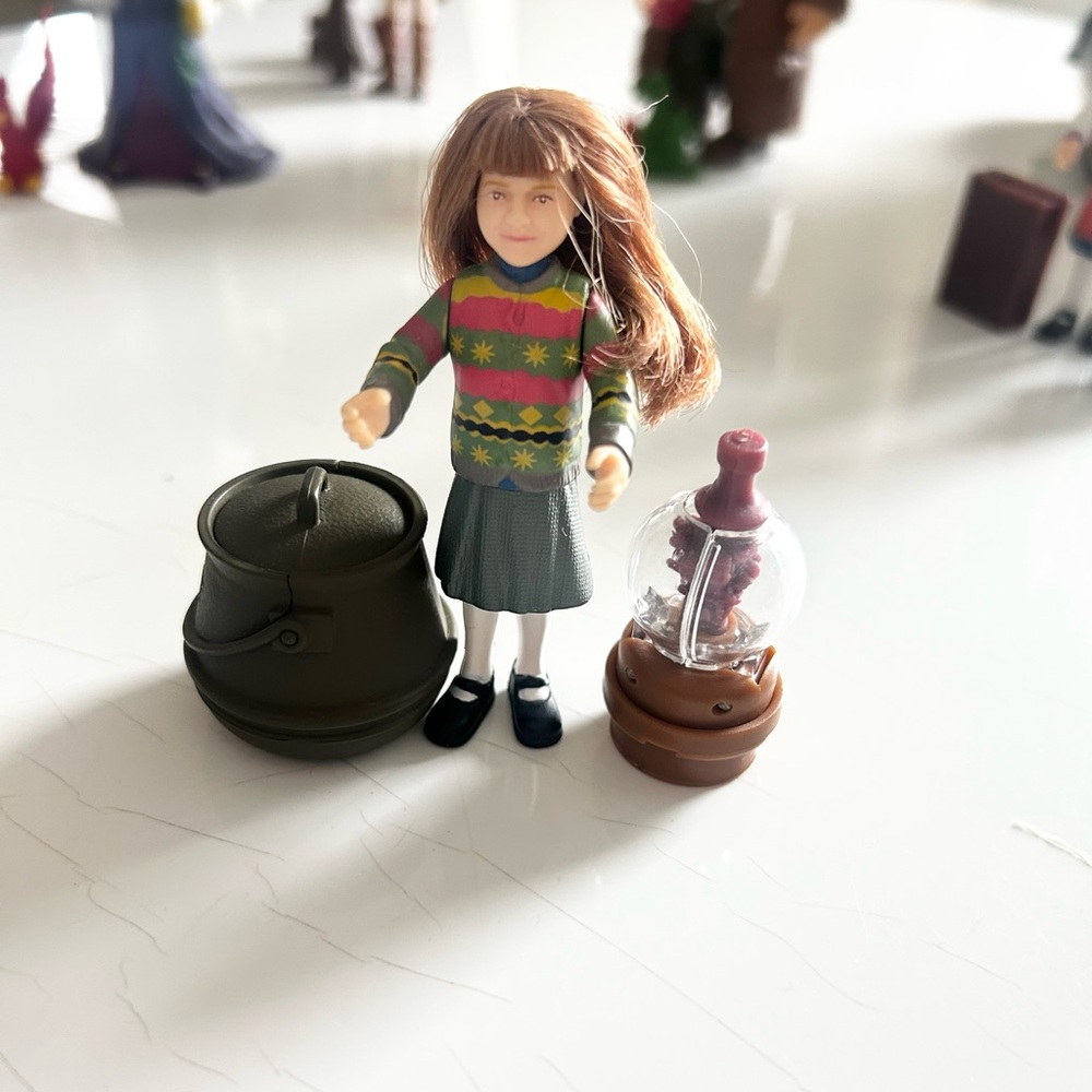 Harry Potter Hermione Granger Mini Magicals Action Figure with accessories